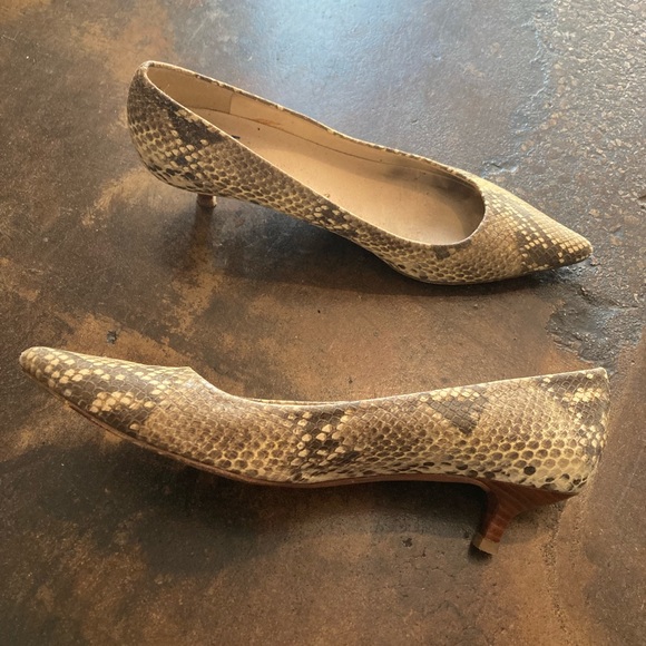 Stuart Weitzman Python Pointed Toes Kitten Heels Snake Print - Picture 2 of 4